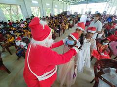 கிறிஸ்மஸ் விழாவில் குழந்தைகளுக்கு முககவசம் வழங்கிய கிறிஸ்மஸ் தாத்தா