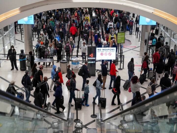 worldwide 4,300 flights cancelled over Christmas weekend உலக முழுவதும் படையெடுத்த ஒமிக்ரான்: விமான சேவைக்கு தடைபோட்ட நாடுகள்!