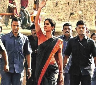 कैटरीना कैफ बॉलीवुड की ग्लैमरस एक्ट्रेस हैं. उन्होंने कई फिल्मों में अपने हुस्न का जादू बिखेरा है. लेकिन कैटरीना कैफ जब नेता के किरदार में दिखीं तो उन्हें खूब तालियां मिली. बता दें कि कैटरीना कैफ प्रकाश झा की फिल्म राजनीति में नेता बने नजर आई थीं. कैटरीना के गेटअप की तुलना तब सोनिया गांधी से की जा रही थी.