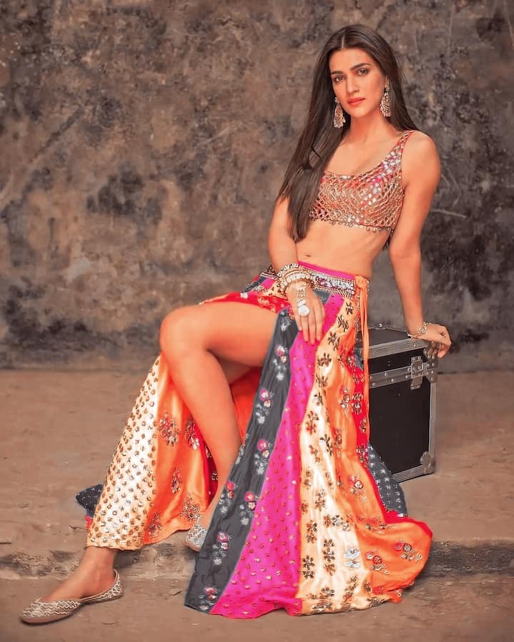 மார்கழியை சித்திரையாய் மாத்திடுமே முத்தம் ஒன்னு பூக்கடையே இங்கேவந்து பூஜை பன்னும் கிட்டே நின்னு