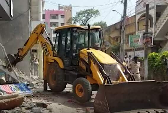 కృష్ణా జిల్లా నందిగామలో ప్రభుత్వ స్థలాల్లో నిర్మించిన అక్రమ కట్టడాల కూల్చివేత