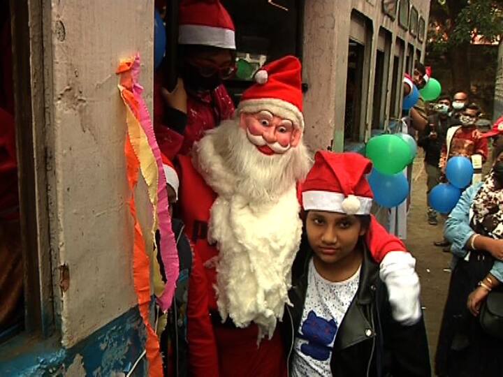 আলোর মালায় সেজে উঠেছে পার্ক স্ট্রিট।  কোথাও বসানো হয়েছে বড় ক্রিসমাস ট্রি। কোথাও স্বাগত জানাচ্ছে সান্তা।