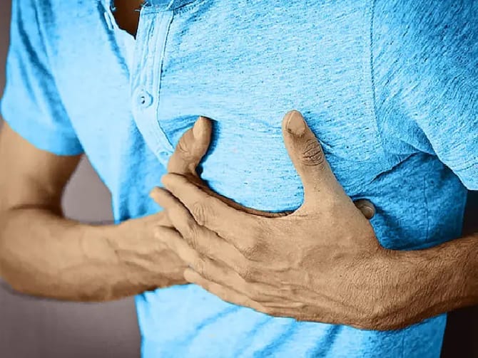 Chest Pain Reason May Be Heart Attack Cough Lungs Infection Covid Pneumonia  | Heart Pain: હાર્ટ અટેક જ નહીં, છાતીમાં દુખાવાના આ પણ હોઇ શકે છે કારણો