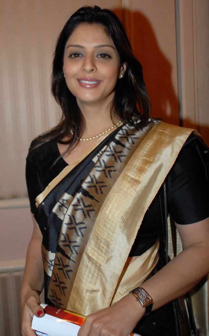 தமிழ், தெலுங்கு, இந்தி, போஜ்புரி திரையுலகின் கனவுக்கன்னியாக வலம் வந்தவர் நக்மா