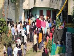 पतंग उडवताना अपघात, टेरेसवरुन पडल्याने पोटात घुसली सळई, 13 वर्षीय मुलगा गंभीर जखमी