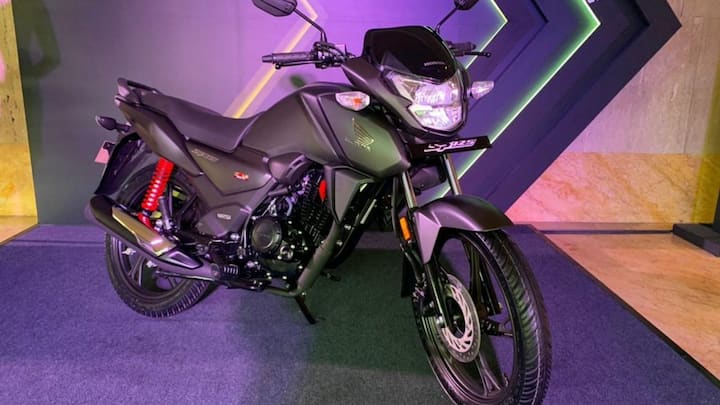 Honda SP-125 में 123.94 सीसी का इंजन दिया गया है. जोकि 8पीएस की पावर जेनरेट करता है. यह बाइक एक लीटर पेट्रोल में 65 किलोमीटर तक जा सकती है. होंडा एसपी-125 की दिल्ली में एक्स-शोरूम शुरुआती कीमत 78,947 रुपये है.