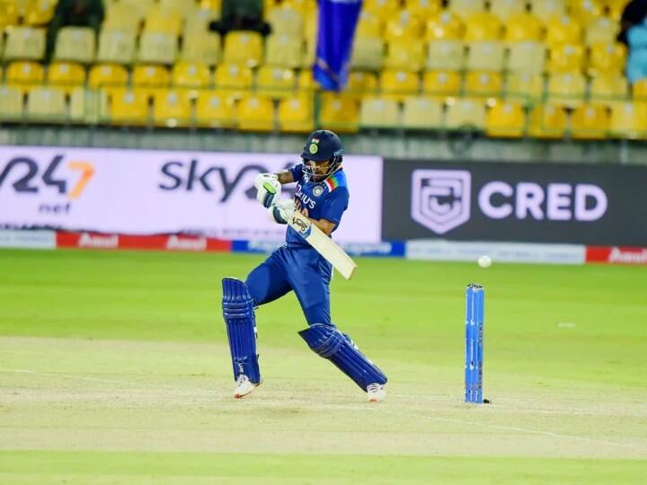 इसी साल जुलाई में भारतीय टीम श्रीलंका के दौरे पर गई थी, जहां पर दोनों टीमों के बीच तीन मैचों की टी20 सीरीज का आयोजन किया गया था. सीरीज का पहला मैच तो भारत ने जीत लिया लेकिन बाकी दो मुकाबले गंवा दिए. भारत को 1-2 से सीरीज में हार का सामना करना पड़ा.