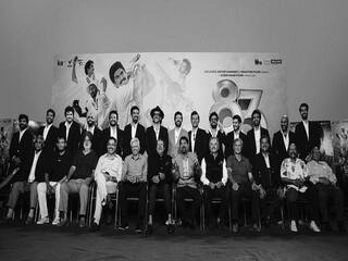 Watch Video: 1983 real and reel stars shake leg at the screening of the movie Watch Video: ”பிஜிலி பிஜிலி” பாட்டுக்கு ரன்வீரோடு நடனமாடிய சீக்காவின் வைரல் வீடியோ