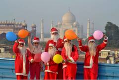 Christmas Photos: खुशियों के त्योहार क्रिसमस का ऐसा जमा रंग, कोरोना का डर भूल जश्न मनाते दिखे लोग