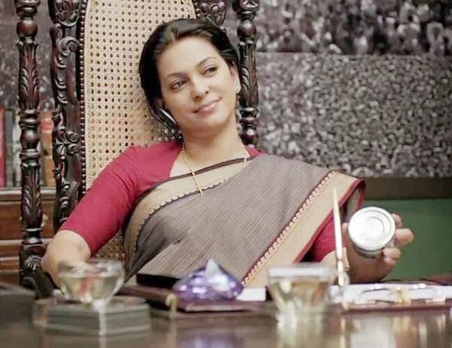 जूही चावला ने साल 2014 में आई फिल्म गुलाब गैंग में काम किया था. इस फिल्म में वह एक करप्ट पॉलिटिशियन के किरदार में नजर आई थीं. जूही के इस किरदार को भी खूब तालियां मिली थीं.