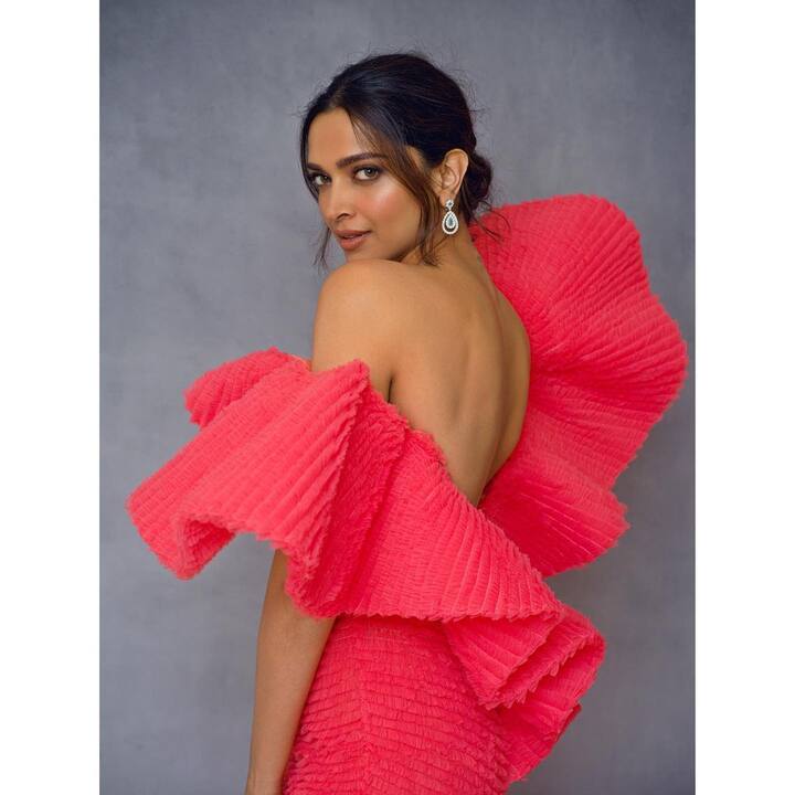 Deepika Padukone's South Debut: दीपिका पादुकोण के साउथ डेब्यू की चर्चा भी इसी साल जुलाई से शुरू हो गई थीं. लेकिन अब क्लियर हो चुका है कि दीपिका पादुकोण सुपरस्टार प्रभास और नाग अश्विन के साथ साउथ फिल्म इंडस्ट्री में कदम रखने जा रही हैं.