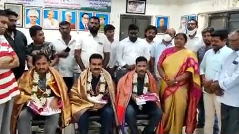 తన భద్రతను ను చూసుకున్న గన్ మెన్లు బదిలీ అవుతుండడం బాధగా ఉందన్న సీతక్క