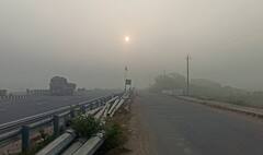 శ్రీకాకుళం జిల్లాలో దట్టంగా కమ్మేసిన పొగమంచు.. ఎనిమిదైనా బయటకు రాని జనం