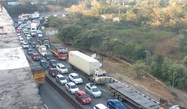 पुण्याकडे जाणाऱ्या मार्गावर बोरघाटात धिम्या गतीने वाहतुक सुरू आहे.