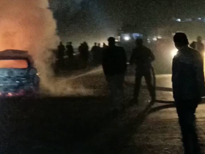 Azamgarh News: अनियंत्रित कार और ट्रैक्टर की भीषण टक्कर, महिला समेत तीन लोगों की जलकर मौत Azamgarh accident between car and tractor three people including a woman dead ANN Azamgarh News: अनियंत्रित कार और ट्रैक्टर की भीषण टक्कर, महिला समेत तीन लोगों की जलकर मौत