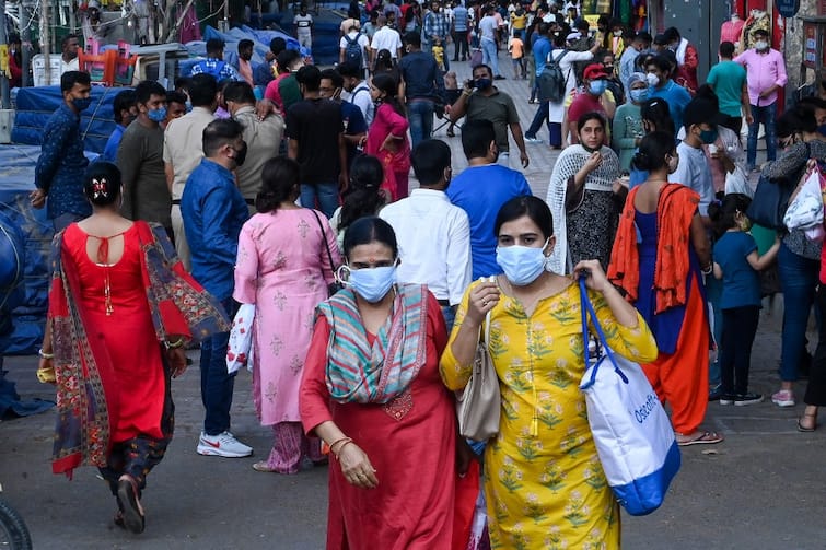 Omicron in India: देश में ओमिक्रोन के बढ़ते खतरे के बीच कई राज्यों में पाबंदियां, यूपी में आज से लागू होगा नाइट कर्फ्यू