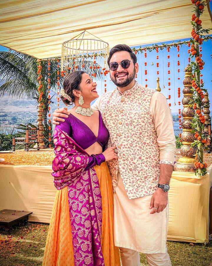 हे फोटो शेअर करताना तीने '11 months of laughter and love.♥️ I love you नवरोबा.😘' असं कॅपशन दिलं आहे.  (फोटो : mitalimayekar /Instagram)