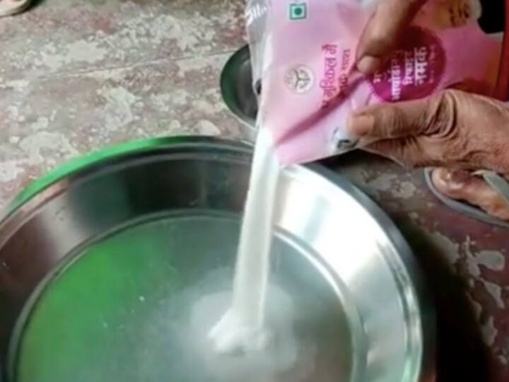 basti uttar pradesh Under government scheme provide free food grains to poor sand morang found in salt consumers complained ann Basti News: सरकारी नमक बना गरीबों की जान का आफत, पानी में डालकर छाना गया तो लोगों की आंखें खुली की खुली रह गईं