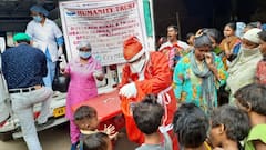 Kolkata: বড়দিনে করোনা সচেতনতায় ছোটদের জন্য মাস্ক, স্যানিটাইজার বিতরণ ডাক্তার 'সান্তা'র