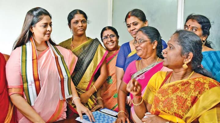 தமிழக மகளிர் காங்கிரஸ் நிர்வாகிகளுடன் நக்மா அரசியல் சந்திப்பு நடத்தியபோது