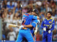 25 हजार डॉलर में बिका 2011 World Cup विनिंग टीम के खिलाड़ियों का साइन किया हुआ बैट, SRH की जर्सी की लगी इतनी बड़ी बोली