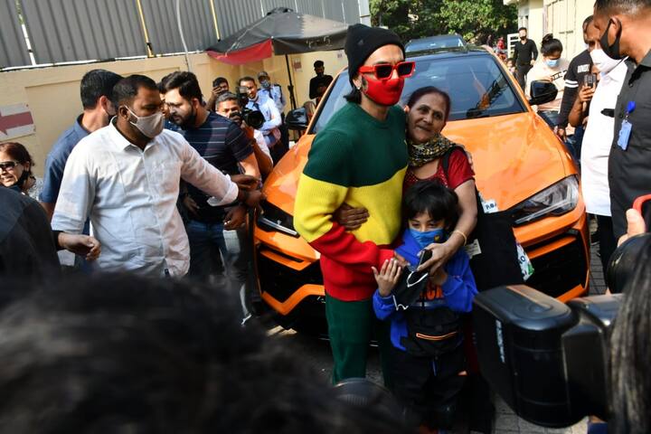 Ranveer posed with his fans and the children. The actor played Secret Santa for the kids by treating them to his much-acclaimed movie.