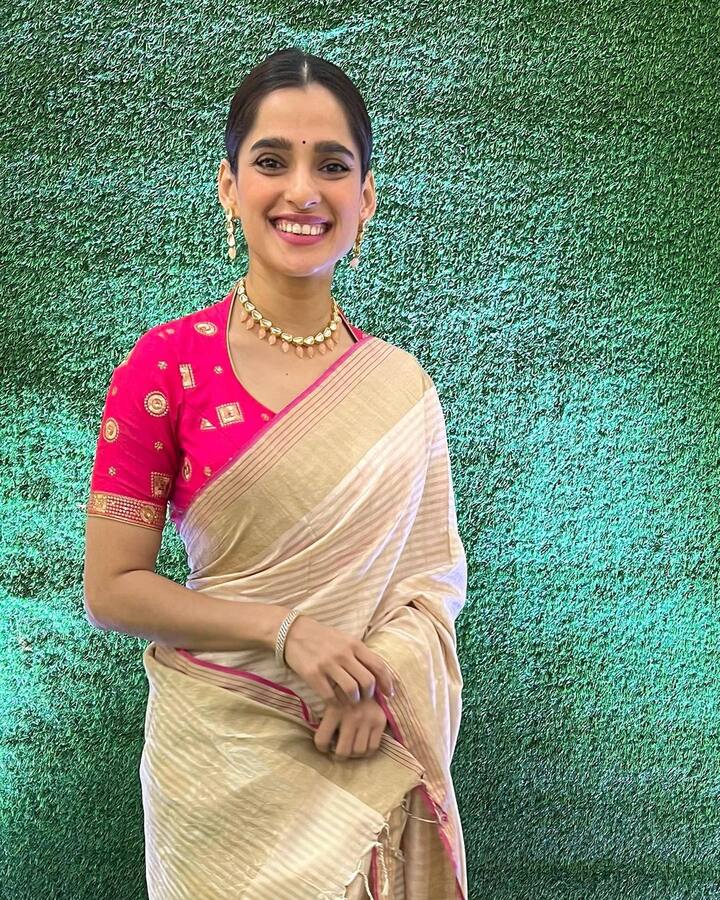 प्रियाने परिधान केलेल्या साडीमध्ये तिचे सौंदर्य अधिकच खुलून आले आहे.  (photo:priyabapat/ig)