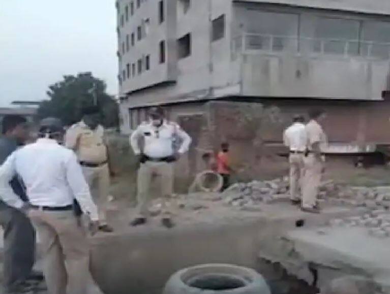 Solapur Drainage Accident case has been registered in the death of four persons and an inquiry has been ordered सोलापुरात ड्रेनेजमध्ये पडून चौघांच्या मृत्यूप्रकरणी अखेर गुन्हा दाखल, चौकशीचेही आदेश