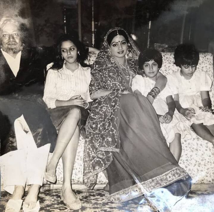 மறைந்த நடிகையுடன் இளவயதில் நக்மா