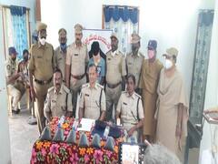 West Godavari Crime: బైక్ పై టూర్ కు వెళ్తున్నట్లు బిల్డప్... బ్యాక్ పాక్ లో లిక్విడ్ గంజాయి... తనిఖీల్లో పట్టుబడిన కేటుగాళ్లు