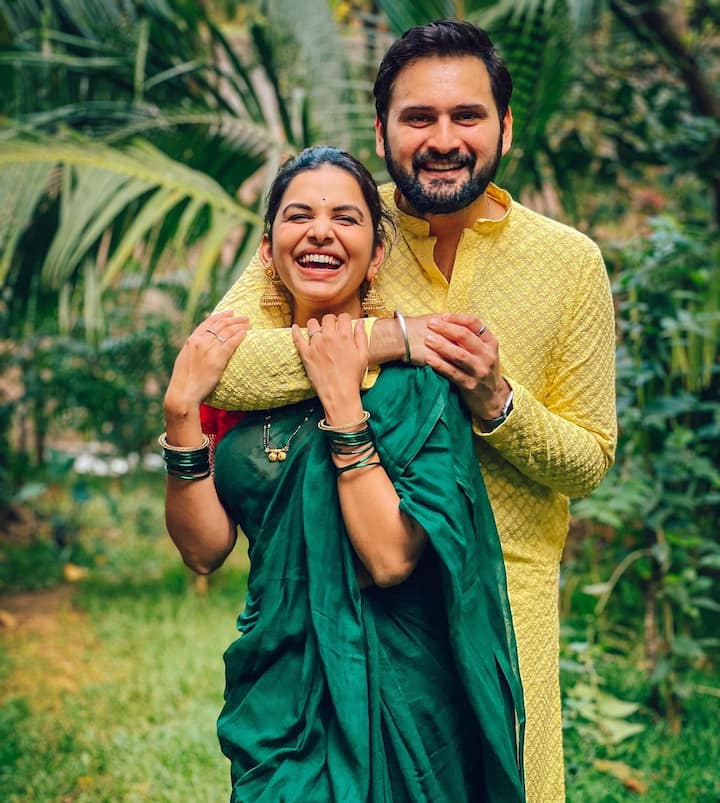 अभिनेत्री मिताली मयेकर आणि अभिनेता सिद्धार्थ चांदेकर यांनी त्याच्या रिलेशनशिपची जाहीर घोषणा केल्यापासून ते अगदी आता त्यांच्या लग्नानंतरही प्रत्येक वेळी प्रेक्षकांचं मन जिंकलय (फोटो : mitalimayekar /Instagram)