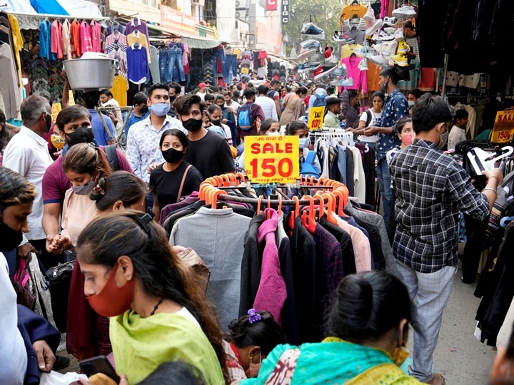 Omicron Threat: Sarojini Nagar Market Opened On Odd-Even Basis, Heavy  Crowding Due To Christmas And Weekend Rush