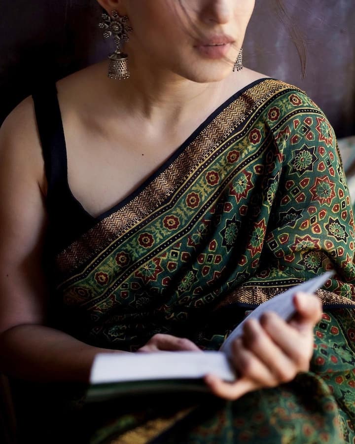 प्रियाचे फोटोशूट सोशल मीडियावर नेहमीच गाजत असते. बोल्ड अंदाजात, कधी वेस्टर्न साडीमध्ये तर कधी मराठमोळ्या साडीत प्रियाचे फोटो शूटदेखील चाहत्यांना भूरळ पाडत असतात. (photo:priyabapat/ig)