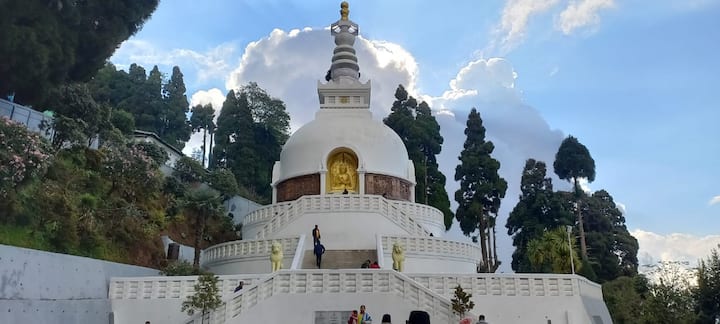 পর্যটকদের আনাগোনা দেখা যায় দার্জিলিঙের জনপ্রিয় 'পিস প্যাগোডা'তেও।