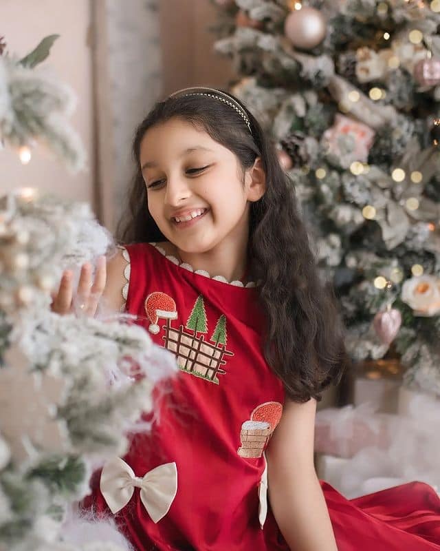 మహేష్ బాబు కూతురు సితార క్రిస్మస్ సందడి.. ఎంత క్యూట్‌గా ఉందో చూడండి - Image Credit: Sitara Ghattamaneni/Instagram