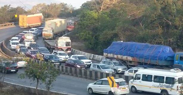 मुंबईहून पुण्याला जात असाल तर आपण ट्राफिकमध्ये अडकण्याची शक्यता आहे.