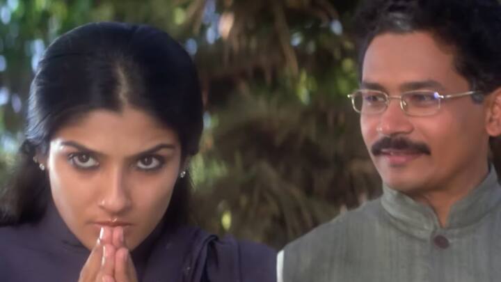 रवीना टंडन बॉलीवुड की मस्त मस्त गर्ल कहलाती हैं. हालांकि कई फिल्मों में वह नॉन ग्लैमरस रोल में नजर आ चुकी हैं. फिल्म सत्ता में रवीना नेता के किरदार में लोगों को खूब पसंद आई थीं. इस फिल्म के लिए रवीना को खूब तारीफें मिली थीं.