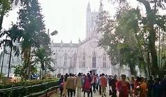 Christmas 2021: কারও হাতে মোমবাতি, কারও গলায় ক্রিস্টমাস ক্যারল; সেজে উঠেছে সেন্ট পলস ক্যাথিড্রাল চার্চ। Bangla News