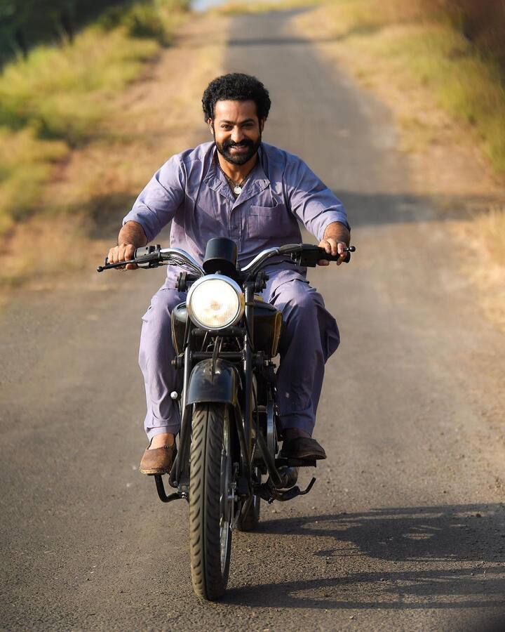 अभिनेता जूनियर एनटीआर इस फिल्म में कोमाराम भीम के किरदार में हैं. उन्हें इस फिल्म के लिए 45 करोड़ रुपये बतौर फीस दी गई है.