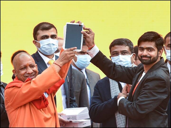 Yogi Adityanath distributes Free tablets and smartphones slams Samajwadi party UP Election 2022: CM योगी ने छात्रों को बांटे स्मार्टफोन और टैबलेट, समाजवादी पार्टी पर कसा तीखा तंज