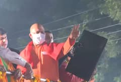 CM Yogi के Ghaziabad Road Show में उमड़ी भारी भीड़, समर्थकों ने बरसाए फूल | Ground Report