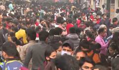 Delhi: लगातार बढ़ते कोरोना मामलों के बावजूद बाजारों में खचाखच भीड़ | Ground Report