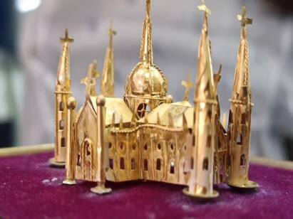 Velankanni Matha Koil made of gold at 2.790 mm 2.790 மில்லி கிராமில் தங்கத்தால் வடிவமைக்கப்பட்ட வேளாங்கண்ணி மாதா கோயில்