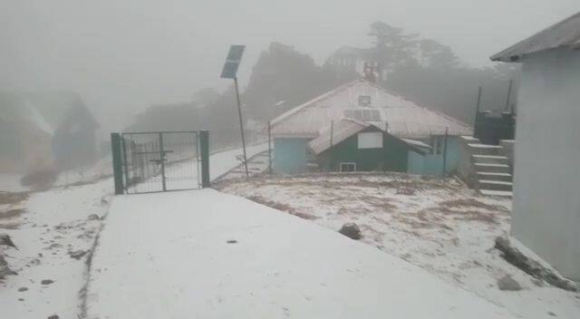 একদিকে যখন কনকনে ঠান্ডা পাহাড়, তখন পারদ ঊর্ধ্বমুখী কলকাতায়।