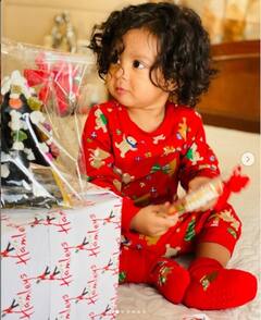 Merry Christmas 2021: বড়দিনে সান্তা সেজে খেলায় মগ্ন রাজ-পুত্র ইউভান