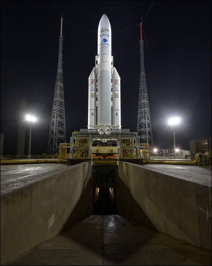 విశ్వం గుట్టు తెలుసుకునేందుకు నాసా జేమ్స్ వెబ్ టెలిస్కోప్ ప్రయోగించింది. 10 బిలియన్ డాలర్ల జేమ్స్ వెబ్ టెలిస్కోప్ ను నాసా శనివారం ప్రయోగించింది.(Image Credit: NASA Twitter)