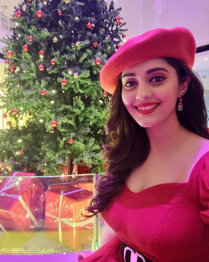 ఢిల్లీలో జన్మించిన సురభి 2013లో 