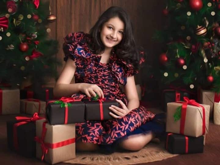 క్రిస్మస్ సందర్భంగా మహేష్ బాబు కుమార్తె సితార.. క్యూట్ ఫొటోలను ఇన్‌స్టాగ్రామ్‌లో పోస్ట్ చేసింది. ఈ ఫొటోలు చూసి మహేష్ బాబు అభిమానులు ఫిదా అవుతున్నారు. - Image Credit: Sitara Ghattamaneni/Instagram