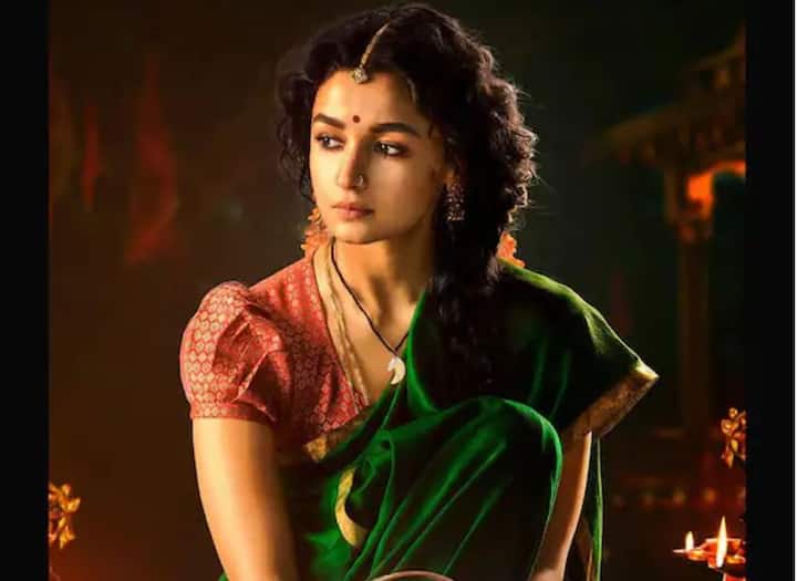 রাজামৌলির RRR ছবিতে সীতার ভূমিকায় অভিনয় করছেন অভিনেত্রী আলিয়া ভট্ট। এই ছবির জন্য তাকে পারিশ্রমিক হিসাবে ৯ কোটি টাকা   দেওয়া হয়েছে বলে খবর।