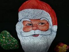 दगडात प्राण फुंकणारा अवलिया, सुमन दाभोलकर यांनी साकारलं सांताक्लॉजचे स्टोन आर्ट